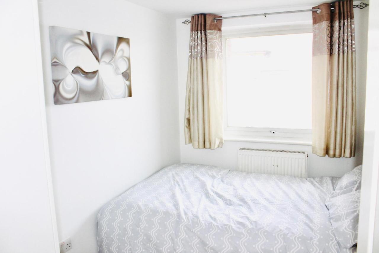 6 Bed House 3 Bathrooms Good Transport Links To London, Free Parking Exteriér fotografie