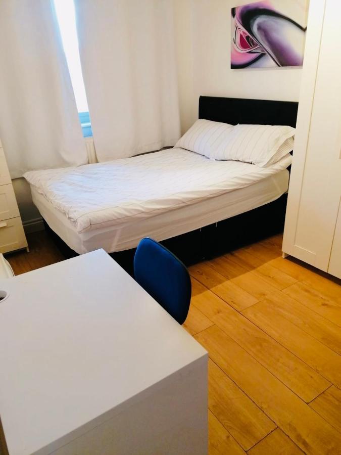 6 Bed House 3 Bathrooms Good Transport Links To London, Free Parking Exteriér fotografie