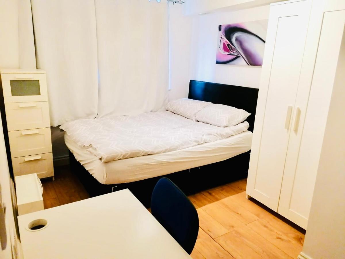 6 Bed House 3 Bathrooms Good Transport Links To London, Free Parking Exteriér fotografie