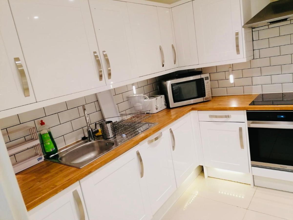6 Bed House 3 Bathrooms Good Transport Links To London, Free Parking Exteriér fotografie