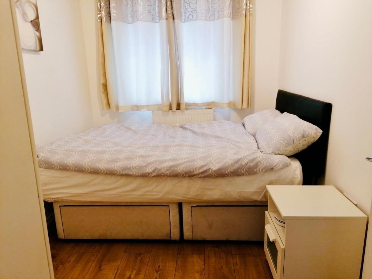 6 Bed House 3 Bathrooms Good Transport Links To London, Free Parking Exteriér fotografie