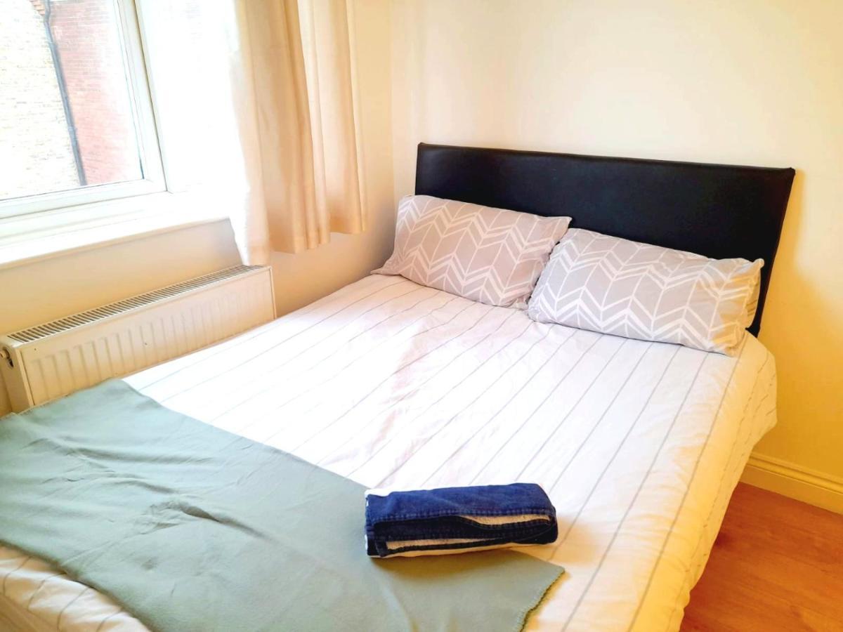 6 Bed House 3 Bathrooms Good Transport Links To London, Free Parking Exteriér fotografie