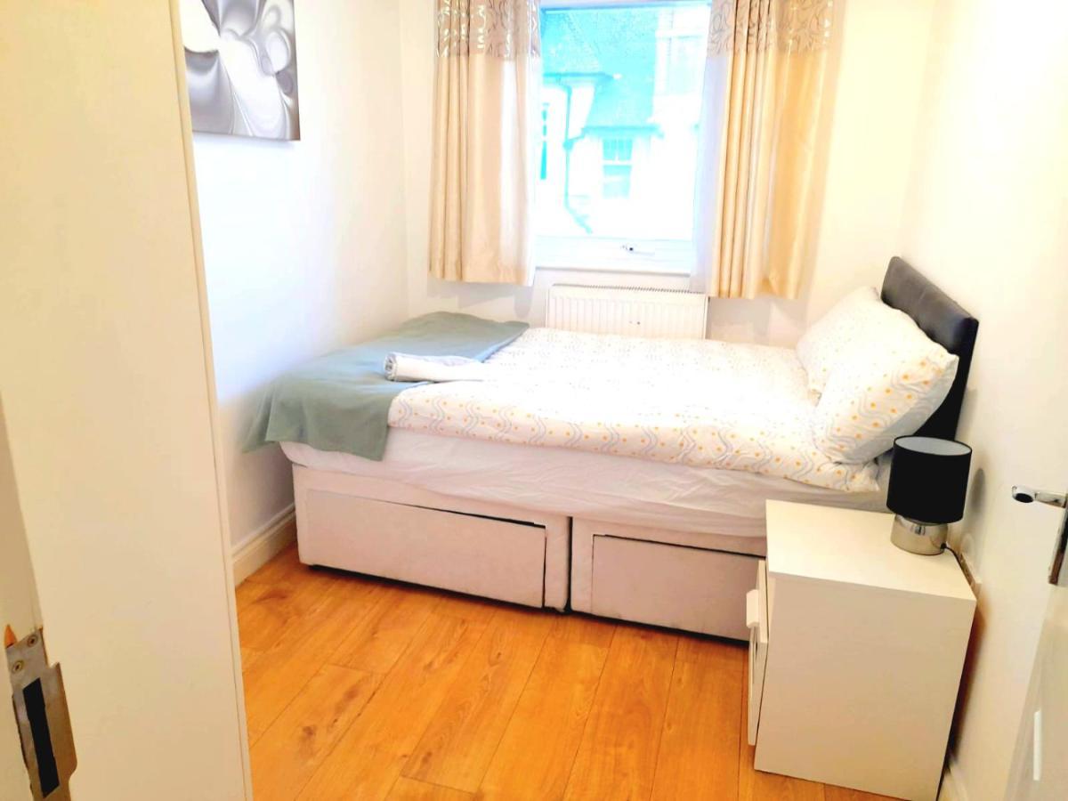 6 Bed House 3 Bathrooms Good Transport Links To London, Free Parking Exteriér fotografie