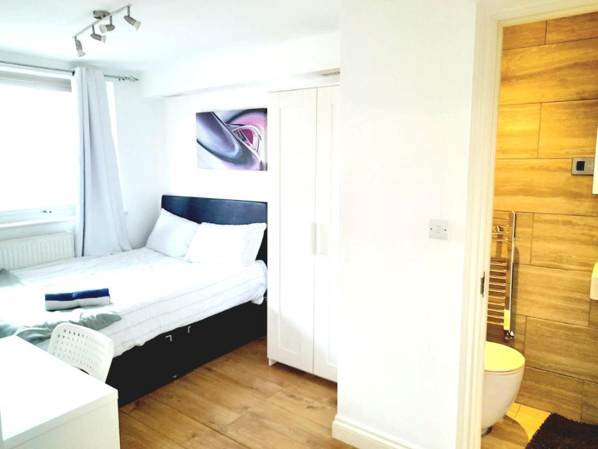 6 Bed House 3 Bathrooms Good Transport Links To London, Free Parking Exteriér fotografie